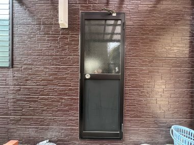 勝手口ドア　交換 Before イメージ