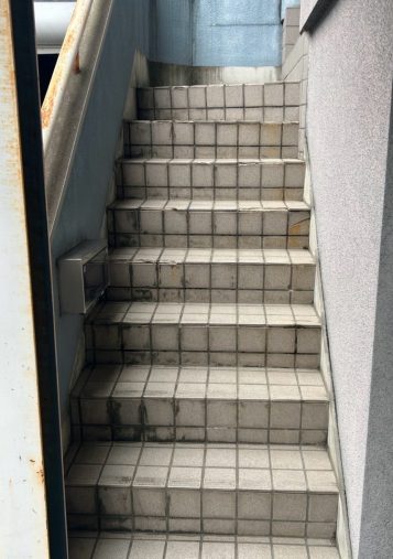 階段タイル　貼替 Before イメージ