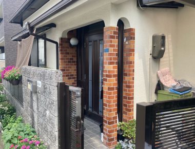 玄関　ドア交換・タイル貼替工事 Before イメージ